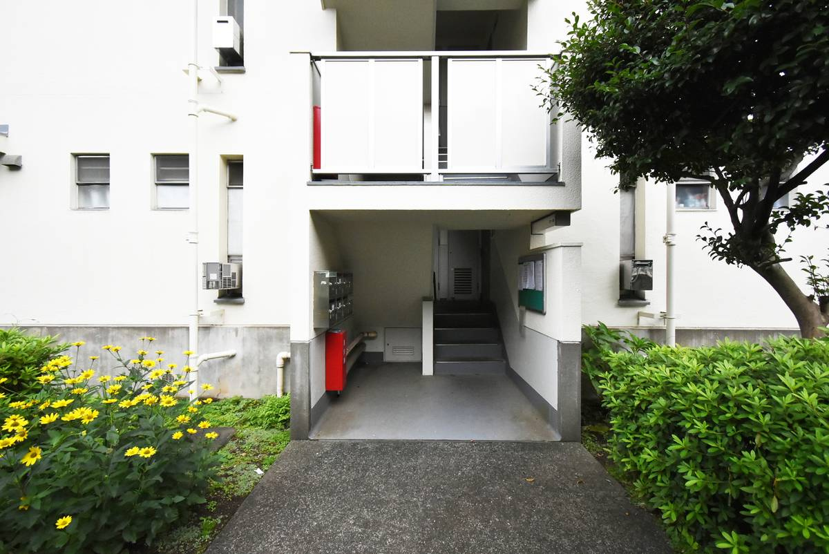 ビレッジハウス所沢２号棟のエントランス