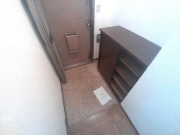 マンション朝霧３号館の玄関