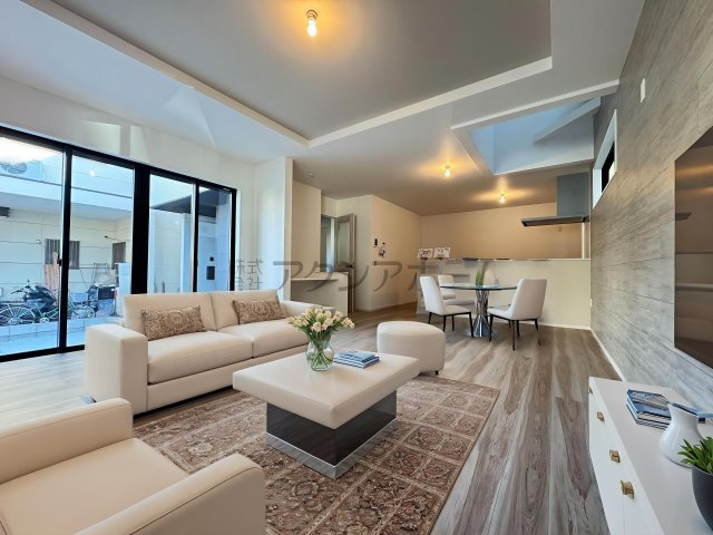 所沢市東狭山ケ丘1丁目・全1棟　新築一戸建　～駅徒歩5分～の居間・リビング|スタディーカウンターや上部吹抜を採用した、広々としたLDK20.2帖！（家具はCG画像での表示になります）