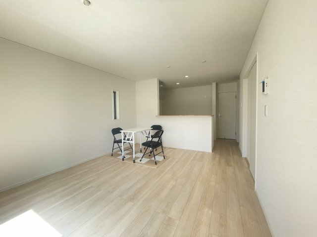 クレイドルガーデン八戸市小中野第7　2号棟の前面道路含む現地写真