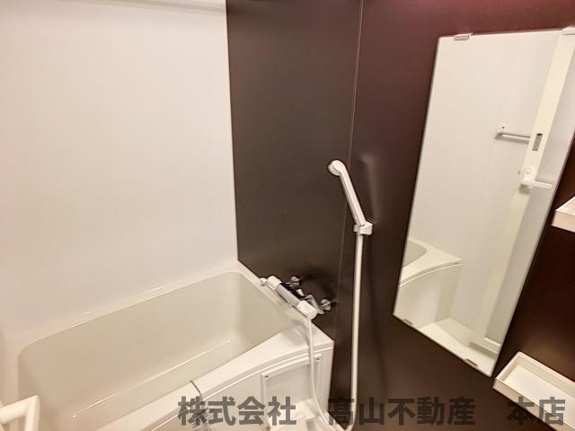 ロイヤルタワー赤間中央の浴室