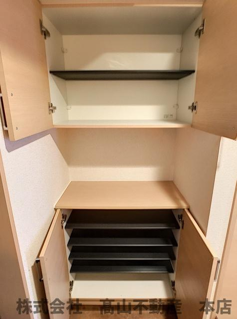 ロイヤルタワー赤間中央の収納