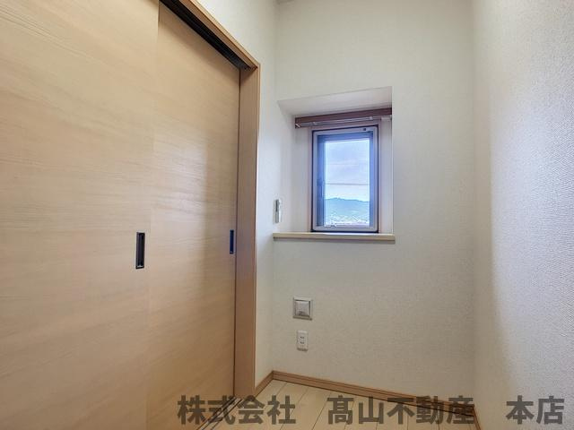 ロイヤルタワー赤間中央の洋室