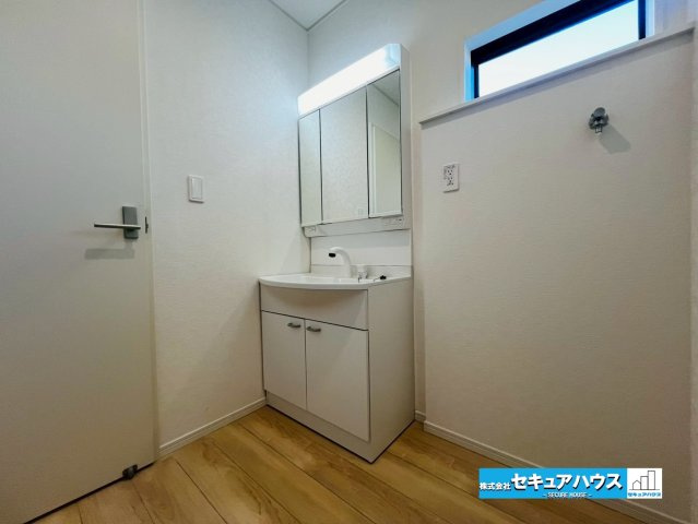 【今からご案内可能】刈谷市泉田町中西　全3棟の独立洗面台|【洗面台】
◆鏡の裏にはたっぷりと収納スペースを標準装備！
◆電源を付属しているのでドライヤーなど利用できます。