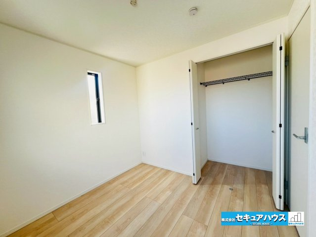 【今からご案内可能】刈谷市泉田町中西　全3棟の洋室|【洋室】
◆広々とした居住空間は日々の暮らしを彩り、心のやすらぎと満足感を与えてくれます。通風と採光を考慮した設計は子供たちはのびのび育ち、家族でくつろぎと団らんを生み出します。