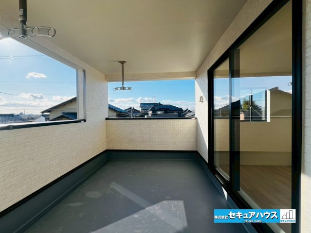 【今からご案内可能】刈谷市泉田町中西　全3棟のバルコニー|【バルコニー】
◆見晴らしもよく、太陽の温かな温もりをめいっぱい受け止めてくれます。
太陽の光と爽やかな風を受けたお洗濯物はあっという間に乾き、取りこむ時には太陽の匂いを感じられそうですね。　