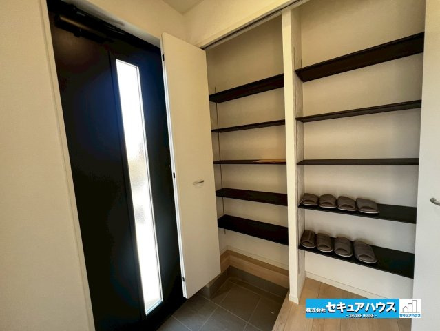 【今からご案内可能】刈谷市泉田町中西　全3棟の玄関|【玄関】
◆光が差し込み明るいです。気分も晴れやかになりますね。
◆玄関には、収納力のあるシューズボックスがございます。玄関まわりがすっきり片付きます。　