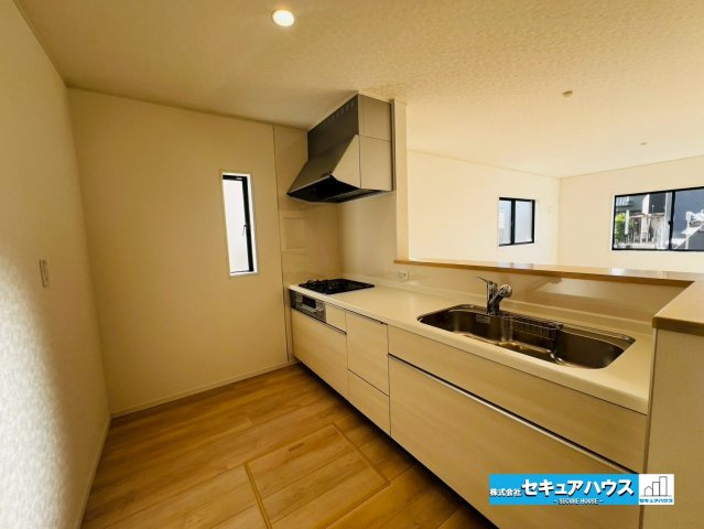 【今からご案内可能】刈谷市泉田町中西　全3棟のキッチン|【キッチン】
◆対面式キッチンのためリビングの様子を見ながら料理できます♪