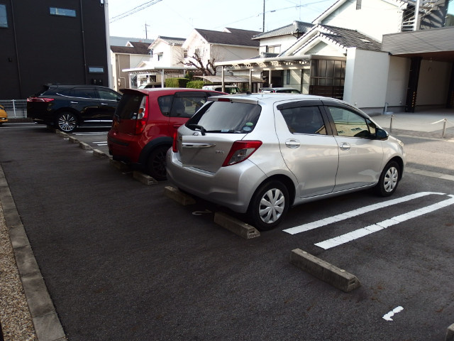 シャングリラ青木の駐車場