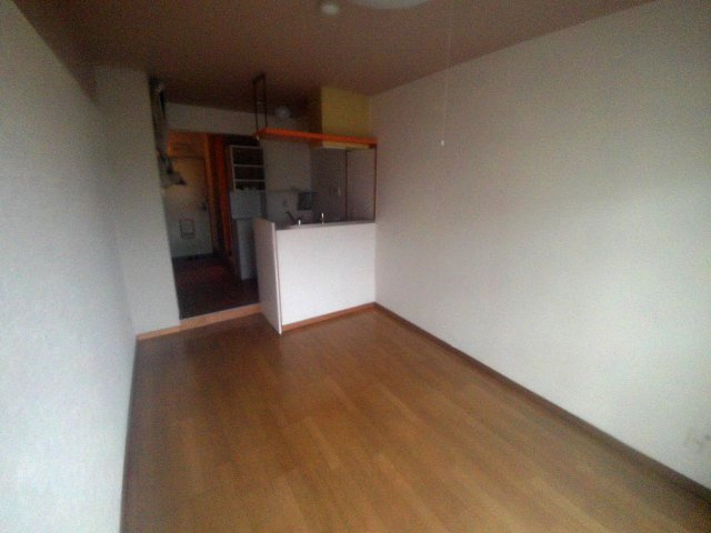 モンテメール学園前の居間・リビング