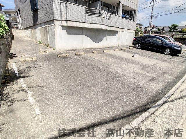 福津市中央５丁目のアパートの駐車場