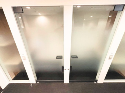 【その他共用部分】 | クレヴィア三軒茶屋 | ガラス張りのドアがスタイリッシュな共用ワークスペース。静かで集中できる環境が整っており、リモートワークや書斎として、ご自宅とは別に利用可能です。快適なONとOFFをサポートします。