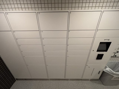 【設備】 | クレヴィア三軒茶屋 | 大型の荷物も受け取り可能な宅配ボックスを設置。不在時や共働きで荷物の受け取りが難しい場合でも安心です。セキュリティと利便性を両立しています。