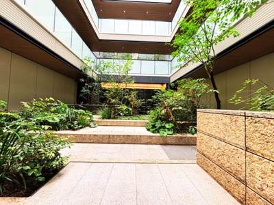 【エントランス】 | クレヴィア三軒茶屋 | 明るい光が差すエントランスは心地よい日差しの中で過ごす贅沢な時間です。