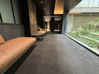 【中庭】 | クレヴィア三軒茶屋 | ホテルライクな内廊下は、中庭に面しており、外部からの視線を遮断しながらも、緑と光を感じられる贅沢な空間です。居住者のプライバシーと防犯性に配慮された設計です。