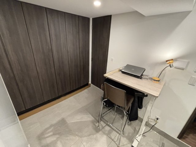 【その他】 | クレヴィア三軒茶屋 | 書斎や趣味の部屋としても活用できる土間。壁面収納も備え付けで、すっきりと機能的に使えます。※イメージ画像です