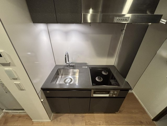 【その他】 | クレヴィア三軒茶屋 | 最適なコンパクトキッチン。デザイン性の高いダークトーンのキャビネットと、2口コンロ。毎日の調理がスムーズになります。※イメージ画像です