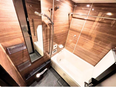 【浴室】 | クレヴィア三軒茶屋 | ホテルライクな木目調パネルが、上質なリラックス空間を演出。追い焚き機能に加え、ミストサウナも搭載されており、一日の疲れを優雅に癒やします。