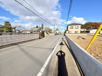 【前面道路含む現地写真】 | 鶴ヶ島市上新田　建築条件なし売地　東武越生線『西大家駅』徒歩10分　【新町小学区】