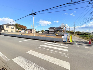 【前面道路含む現地写真】 | 鶴ヶ島市上新田　建築条件なし売地　東武越生線『西大家駅』徒歩10分　【新町小学区】