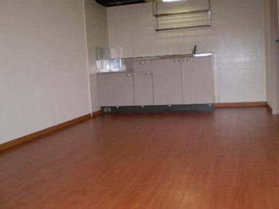 【居間・リビング】 | フラワーレジデンス森田 参番館 | 南向きの9帖DKです。エアコン付きです。