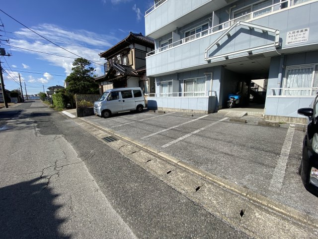 第4マルモビルの駐車場