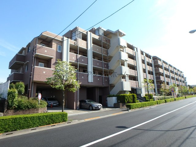 アンビシャス久米川の外観|久米川駅徒歩13分、通勤・通学・買物にも便利な立地のマンションです。
