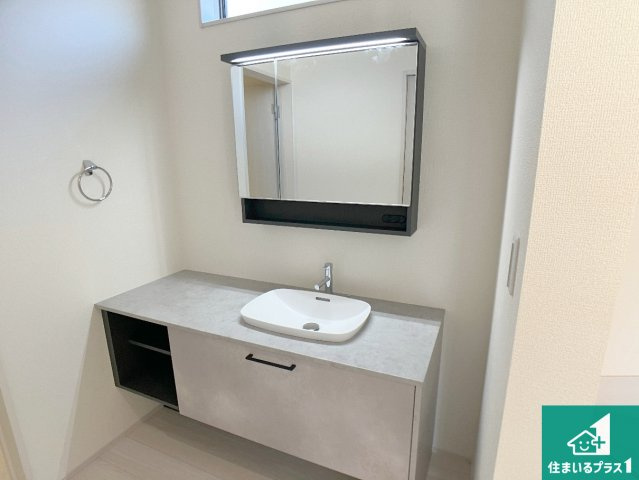 西脇市西脇　第15期　新築一戸建ての独立洗面台|清潔感のある洗面台です。フラットな鏡は掃除がしやすく毎日清潔！鏡裏には収納があるのでスッキリとした洗面台が保てます。