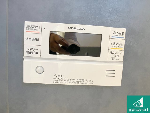 西脇市西脇　第15期　新築一戸建てのキッチン|リビングと統一感があり、使い勝手のいいキッチン。広々としているので、二人並んで作業が出来ちゃいます。お子様と一緒に色々なお料理に挑戦できるスペースがあります。