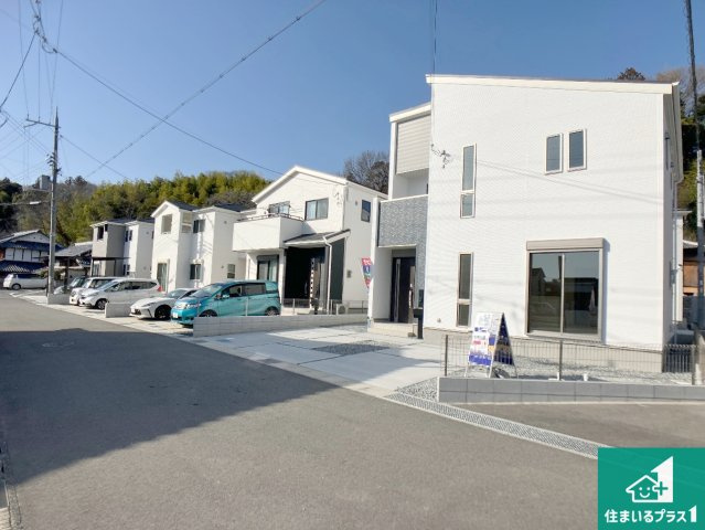 西脇市西脇　第15期　新築一戸建ての前面道路含む現地写真|周辺は閑静な住宅街！前面道路広々で車の出し入れも便利です。駐車が苦手な方でも安心して車庫入れできます！