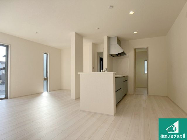 西脇市西脇　第15期　新築一戸建ての居間・リビング|日当たり良好の明るいリビングで朝の目覚めもスッキリできそう！対面キッチンでご家族のコミュニケーションも自然と増える設計！小さなお子様が遊ぶスペースを作っても広々とくつろげるLDK！