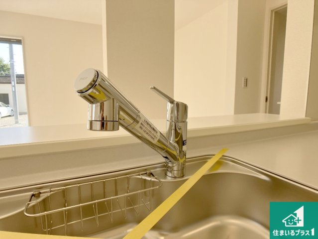 西脇市西脇　第15期　新築一戸建ての設備|浄水器を内蔵！炊飯時、お茶を作る時に安心してお水を使えます！お湯と冷水、浄水と原水、シャワーの切替えもワンタッチです！