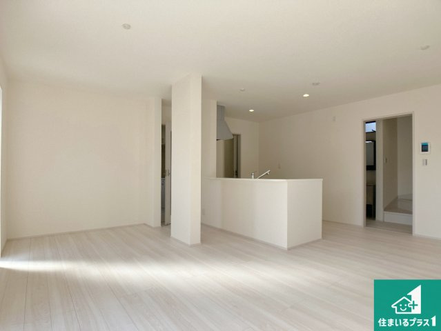 西脇市西脇　第15期　新築一戸建ての居間・リビング|日当たり良好の明るいリビングで朝の目覚めもスッキリできそう！対面キッチンでご家族のコミュニケーションも自然と増える設計！小さなお子様が遊ぶスペースを作っても広々とくつろげるLDK！