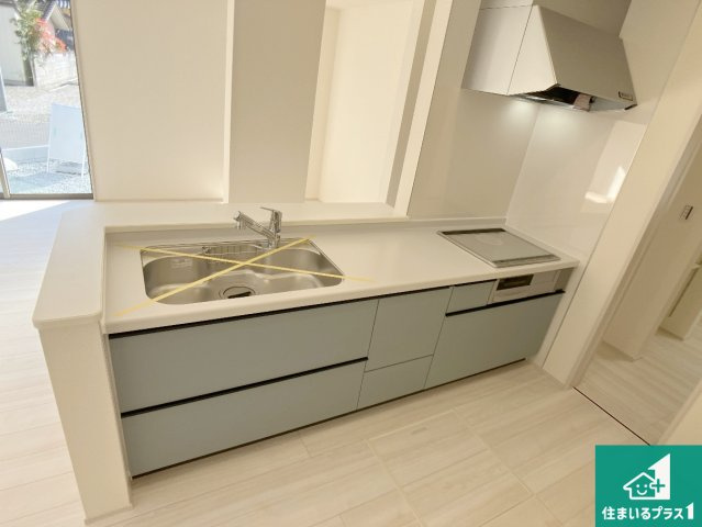 西脇市西脇　第15期　新築一戸建てのキッチン|子供を見守りながらお料理が出来るため家族のコミュニケーションか増えます♪スペースが広く確保されている為お子様が大きくなったときは一緒に料理を楽しめます♪