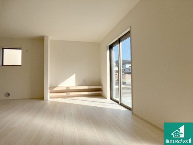 西脇市西脇　第15期　新築一戸建ての居間・リビング|明るいリビングで朝の目覚めもスッキリできそう！対面キッチンでご家族のコミュニケーションも自然と増える設計！小さなお子様が遊ぶスペースを作っても広々とくつろげるLDK！