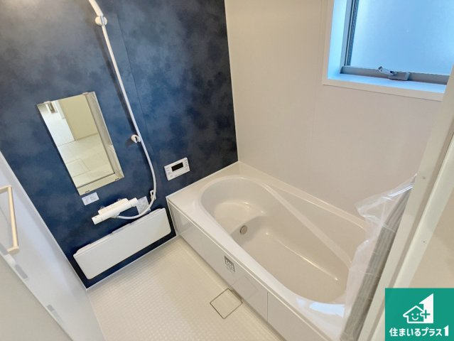 西脇市西脇　第15期　新築一戸建ての浴室|足をゆったり伸ばして寛げる浴槽です。窓が設けられていますので差し込む光が明るく穏やかな雰囲気にしてくれます♪浴室乾燥機も設置しているので、雨の日の洗濯物も安心です♪