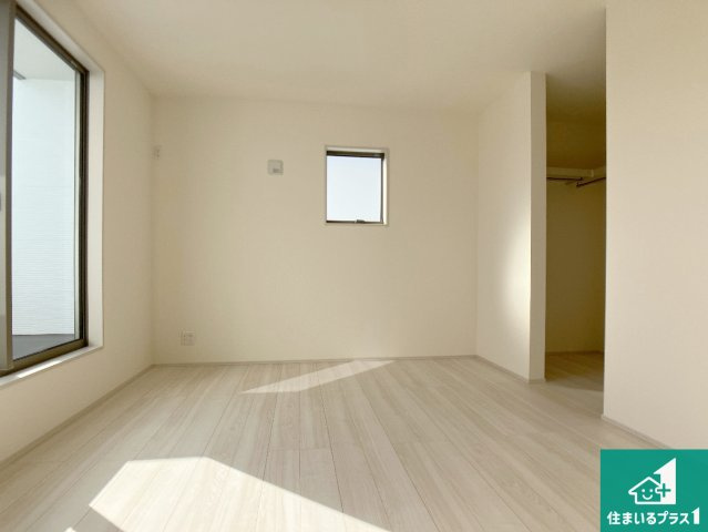 西脇市西脇　第15期　新築一戸建ての洋室|寝室は心地よい眠りについてもらいたくて、シンプルかつ開放的な空間な設計にしています！大きな窓から差し込む日が心地いいです♪