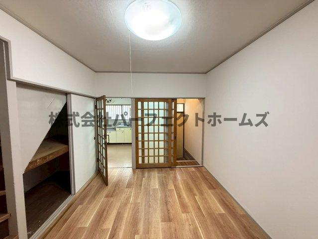 萱島東2丁目戸建　賃貸の居間・リビング|ゆったりとした居間です