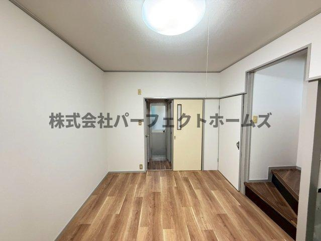 萱島東2丁目戸建　賃貸の居間・リビング|ゆったり過ごせるリビングです