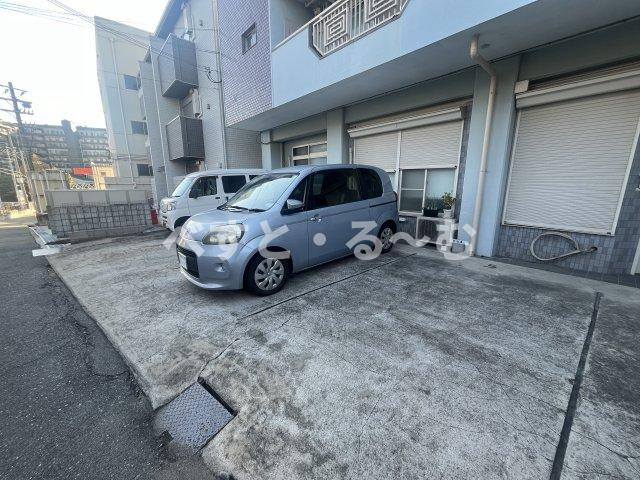 日下マンションの駐車場