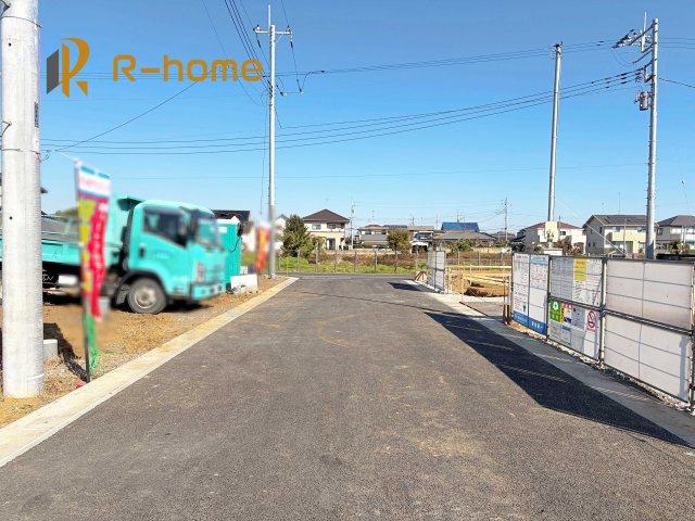 土浦市並木第15　新築戸建て　1号棟の前面道路含む現地写真|『今から見たい！』大歓迎です♪
お気軽にＲ－ｈomeまでお問い合わせください。