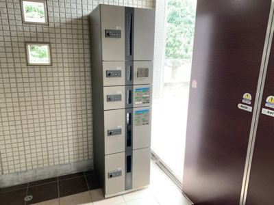 【エントランス】 | Ｄ-ｒｏｏｍＢｕｓｉｎｅｓｓ花垣 | 宅配ボックス