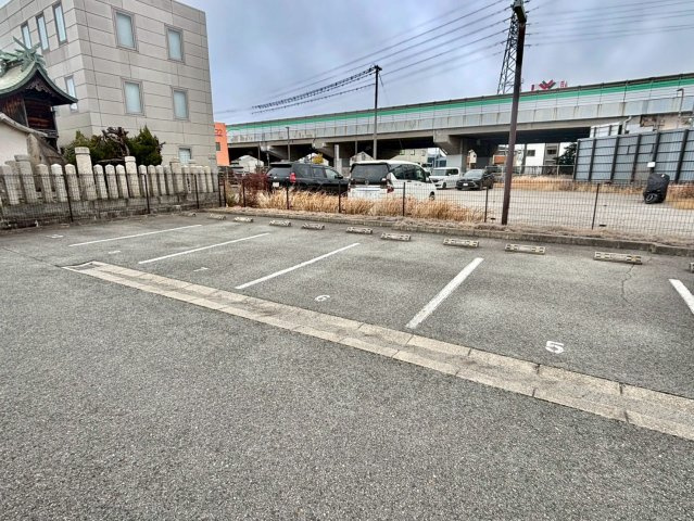 クレッシェンドKJの駐車場