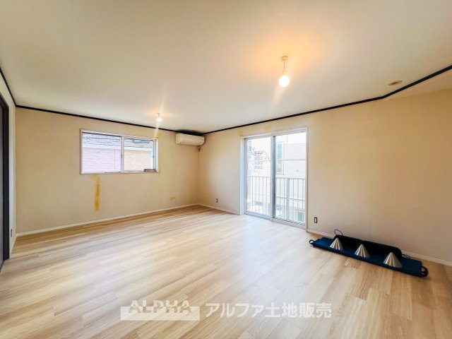 ~日野万願寺~Renovated Homeの居間・リビング|【prospect view】
◆採光◆リビングからは透明に限りなく近い空気と採光が射し込んでくる。それは明るさと解放感溢れゆったりとしたひと時を過ごすことが出来る『light view』