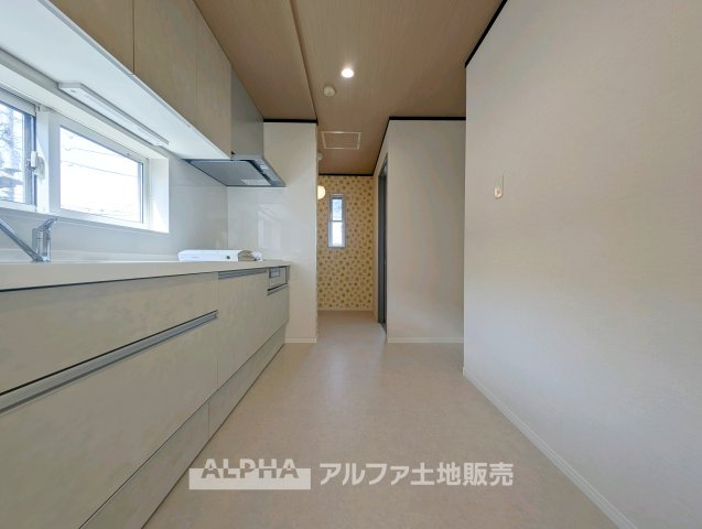 ~日野万願寺~Renovated Homeのキッチン|【Kitchen Top】
◆キッチンTOP◆は大理石調の滑らかですべすべした表面を採用。ホワイト・キッチンTOPで調理しテーブルに並べる。食する料理に家族が舌鼓を打ち自然と笑いが絶えない場所になる。