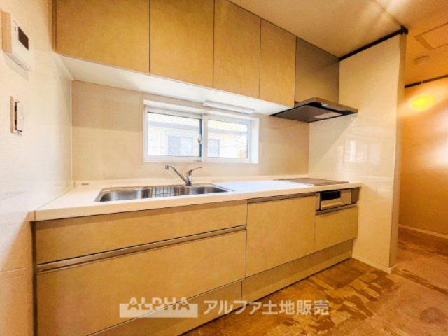 ~日野万願寺~Renovated Homeのキッチン|【Kitchen Top】
◆キッチンTOP◆は大理石調の滑らかですべすべした表面を採用。ホワイト・キッチンTOPで調理しテーブルに並べる。食する料理に家族が舌鼓を打ち自然と笑いが絶えない場所になる。