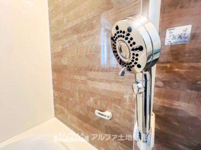 ~日野万願寺~Renovated Homeの浴室|【Eco Aqua Shower】
◆エコアクアシャワー◆空気を含んだ大粒の水滴で浴び心地の良さで一日の疲れをいやしながら、節水性を両立した機能的なシャワーヘッドです。