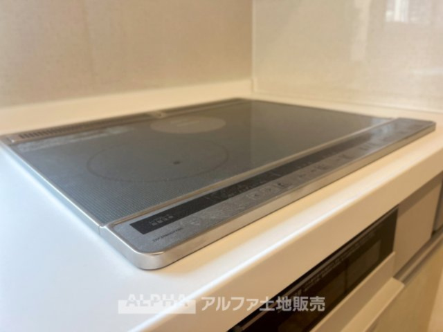 ~日野万願寺~Renovated Homeのキッチン|【IH cooking heater】
◆IHクッキングヒーター◆火を使わず調理できる為、小さなお子様が居ても安心のアイテム。お掃除もサッとひと拭きで綺麗になるので楽チンですね。