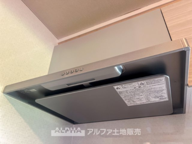 ~日野万願寺~Renovated Homeのキッチン|【Low-Profile Range Hood】
◆スリムレンジフード◆静かに心地よく空気を整えるリファインド設計。油汚れも付きにくく、お手入れも簡単。清潔で美しいキッチン空間を保ちます。