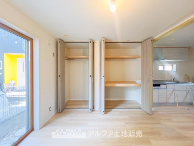 ~日野万願寺~Renovated Homeの収納|【closet】
◆クロゼット◆各居室のクロゼットは大好きな服、大事なバッグやアクセサリー、そして大切な思い出の品々。そんなものを傍らにそっと置いておきたい場所です。